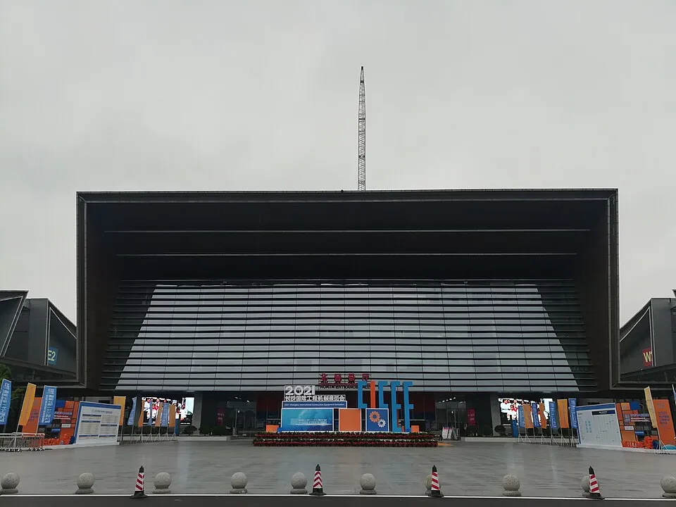 Hình minh họa: Làm thế nào để xây dựng lịch trình bảo trì và áp dụng công nghệ giám sát cho máy xây dựng trong môi trường độ ẩm?