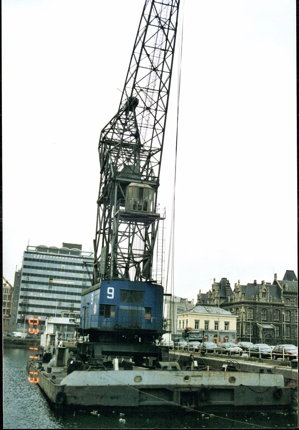 Hình minh họa: Phương pháp chống ăn mòn kim loại cho máy xây dựng trong môi trường độ ẩm cao