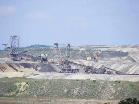 Hình minh họa: So Sánh Toàn Diện Than Lộ Thiên và Than Hầm Lò 2026