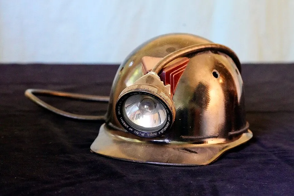 Hình minh họa: Thiết Bị An Toàn Hiện Đại Cho Khai Thác Than Hầm Lò