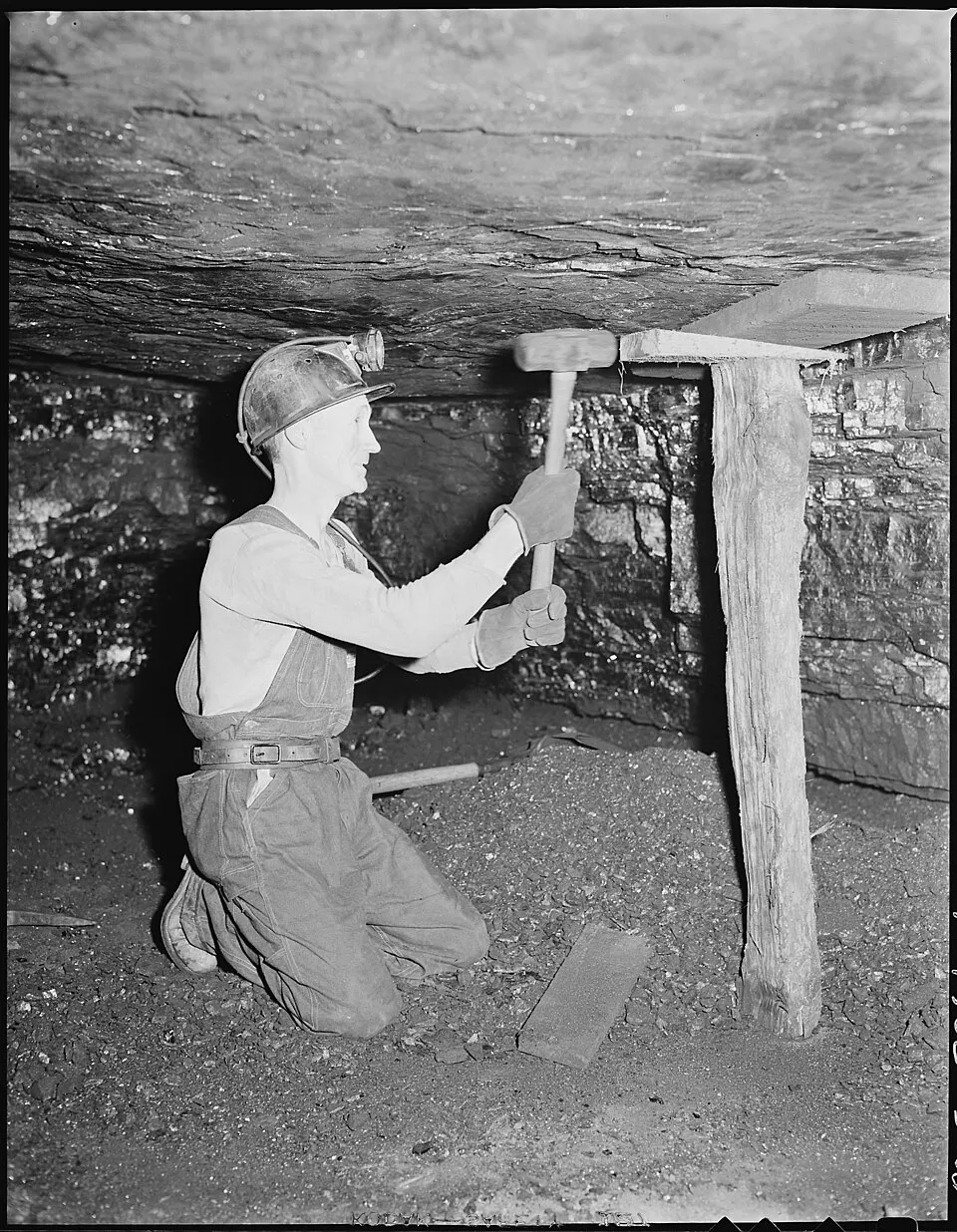 Hình minh họa: Tuân Thủ Quy Định Mới 2025-2026 và Đảm Bảo An Toàn Thiết Bị Nặng